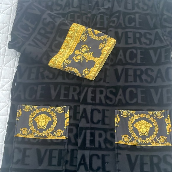 New Versace robe with box. WO tags. - Picture 4 of 7